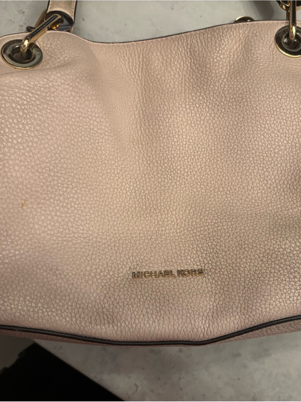 Authentique sac d'épaule Michael Kors, modèle Raven en cuir grainé souple.